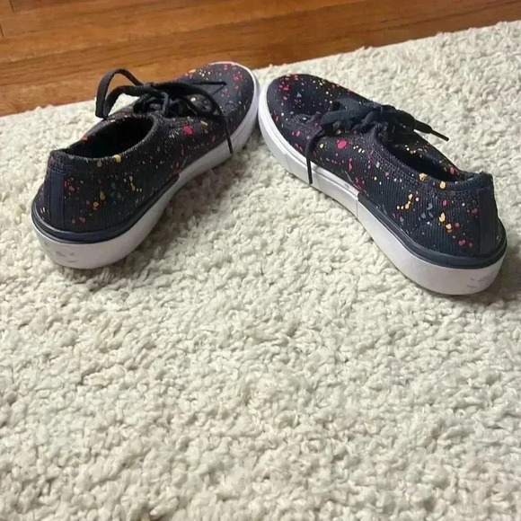 GIRLS UNDER ARMOUR KED LIKE SHOES SIZE 3 NWT - Picture 8 of 13